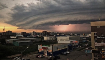 В сети показали впечатляющие фото урагана в российском Барнауле