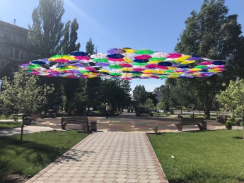 В Мелитополе начали монтировать инсталляцию зонтиков