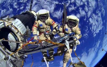 На МКС засняли летящий по орбите "телевизор". (Видео)