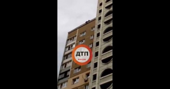 В Киеве парень с девушкой взобрались на многоэтажку и хотели прыгнуть