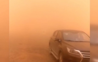 Север Китая накрыла песчаная буря (видео)
