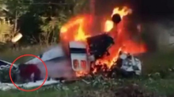 Чудом выжил: подросток выбрался из-под обломков горящего самолета (видео)