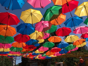 Сегодня в Мелитополе торжественно откроют инсталляцию с зонтиками