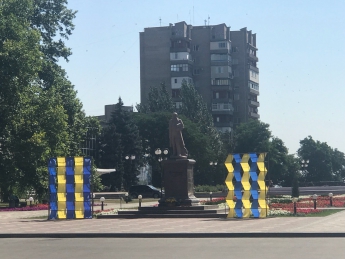 В День Конституции в Мелитополе сквер украсили патриотичной инсталляцией (фото)