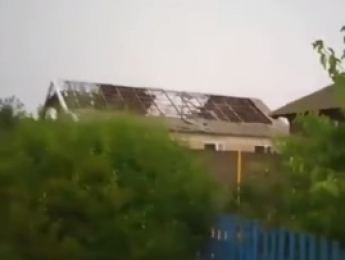 Шквальный ветер срывал крыши с домов в Запорожской области (видео)