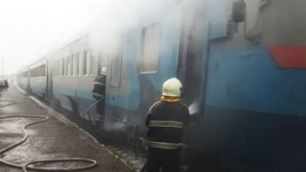 Люди спасались, как могли – выпрыгивали из окон: в Коломые горел поезд, появилось видео