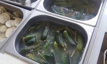 В супермаркете в малосольных огурцах купаются насекомые (ФОТО)
