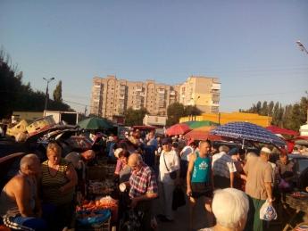 В Мелитополе желающих торговать на новой ярмарочной площадке хоть отбавляй (фото)