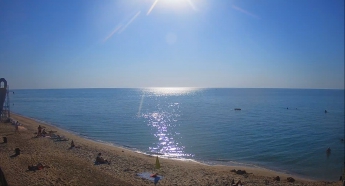 В Кирилловке погода подыгрывает курортникам - на море полный штиль (фото)