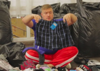 Миллионер родом из Запорожья, оставшись без денег, сортировал белье в магазине секонд-хенда (Видео)
