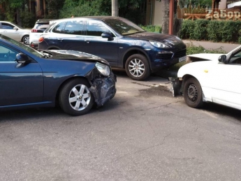 В Запорожье произошло ДТП с участием трех легковых авто (фото)