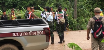 В Таиланде из пещеры освобождены первые двое детей