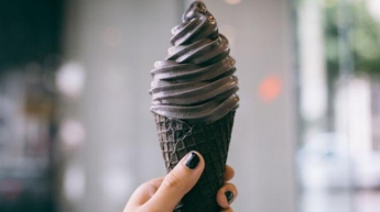Чем опасно черное мороженое