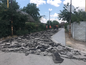 В Мелитополе коммунальщики ремонтируют аварийную дорогу к школе (фото)