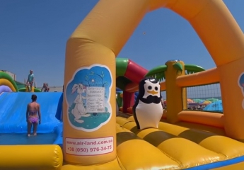 Как выглядит самый детский пляж в Кирилловке показали в сети (видео)