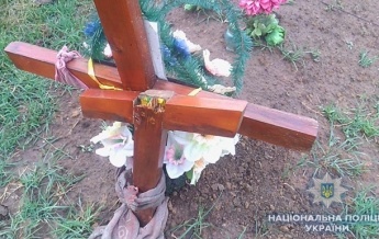В Одесской области подросток сломал 54 креста на кладбище