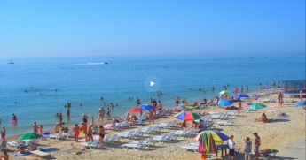 Видео дня: Пока в Крыму мечтают о туристах, пляжи Кирилловки заполнены отдыхающими (видео)