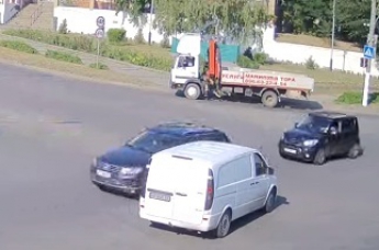 Чудеса парковки – водитель грузовика припарковался прямо на перекрестке (видео)