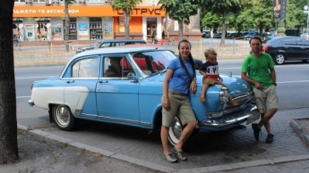 В Запорожье приехала семья, путешествующая по Европе на ретроавто