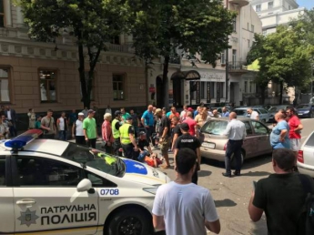 Около Рады девушка сбила участника митинга "евробляхеров". Фото