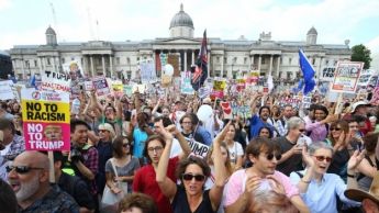 В Лондоне десятки тысяч человек вышли на антитрамповский протест (фото)