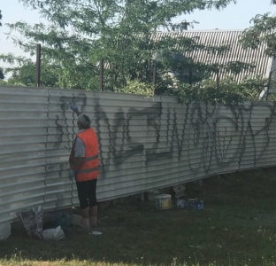 Уличные художники продолжают потешаться над жителями Мелитополя
