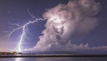 В сети появились зрелищные фото необычных молний в США
