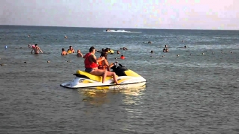 На запорожском курорте пьяный отдыхающий «вышивал» по Азовскому морю на гидроцикле
