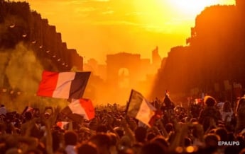 Во Франции двое фанатов погибли во время празднования победы на ЧМ-2018 (видео)