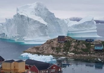 В Гренландии гигантский айсберг навис над поселением: местные жители в панике