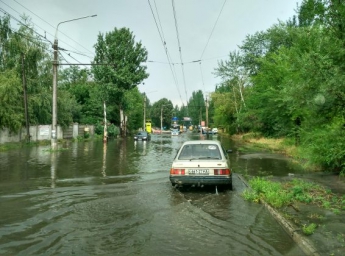 В Запорожье затопило дорогу: автомобилистам пришлось плавать (ФОТО)