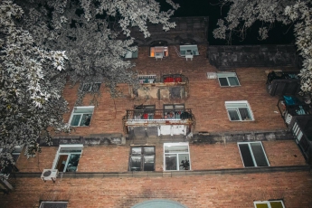 В Киеве на Подоле 28-летний мужчина выпрыгнул с балкона пятого этажа