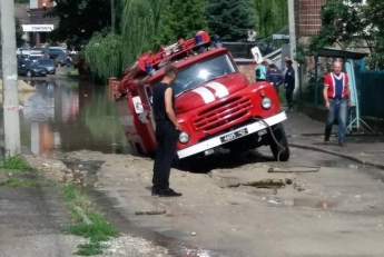 В Тернополе пожарная машина провалилась под асфальт (фото)