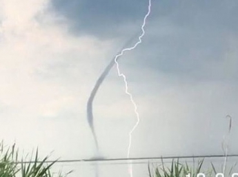 Сила природы - молния и смерч в Бердянске (фото, видео)
