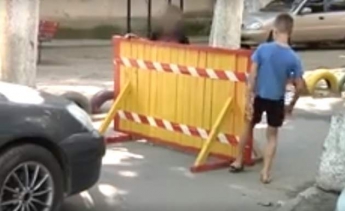 В Одессе дети перекрыли двор своего дома и стали брать плату за проезд. Видео