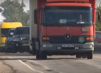 Как в Мелитополе с разрушением дорог борются показали на одном из центральных каналов (видео)