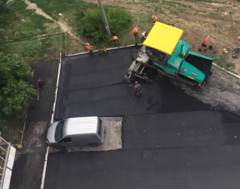 Курьезы. В Мелитополе заасфальтировали дорогу вокруг припаркованного авто (фото)