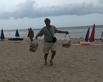 Продавец креветки в Кирилловке повеселил пляж, позабыв о товаре (видео)