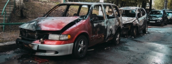 В Киеве на Политехе одновременно сгорели две машины одного хозяина