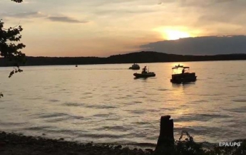 В США 11 человек погибли при опрокидывании лодки на озере