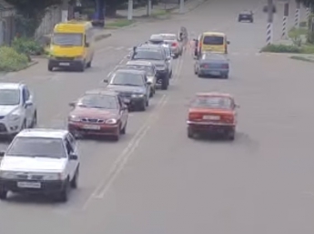 Евробляхер едва не сбил детей на пешеходном переходе (видео)