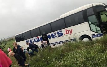 Под Киевом автобус с детьми вылетел в кювет (видео)