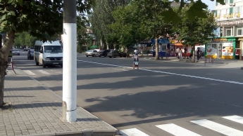 Мелитопольцы игнорируют новый пешеходный переход и бросаются под колеса авто (видео)
