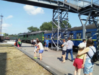 В Пологах локомотив при сцепке въехал в пассажирский состав (обновлено)