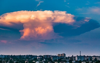В Украине сняли гигантское облако в виде ядерного гриба (фото)