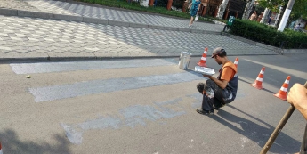 Коммунальщики продолжают дисциплинировать пешеходов (фото, видео)