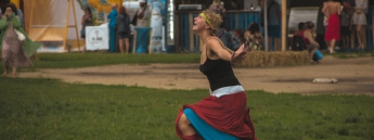 Под серыми тучами с ясными мыслями: как прошел первый день фестиваля йоги в Киеве