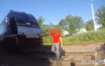Человека в последнюю секунду спасли от поезда (видео)