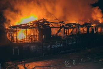 В Киеве дотла сгорела баржа на Днепре. Видео