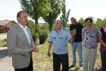 Старожилы рассказали мэру Мелитополя, как 50 лет жили без дороги (видео)